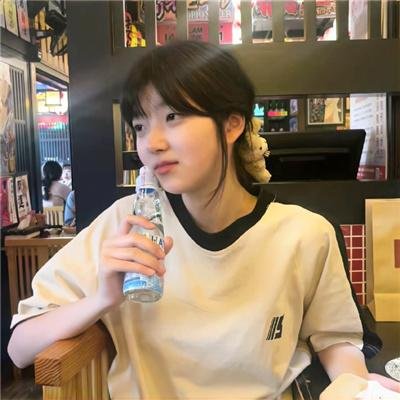 泳池里的男孩